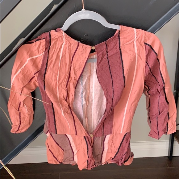 🌸4 for $25 - Open back blouse - Picture 2 of 2